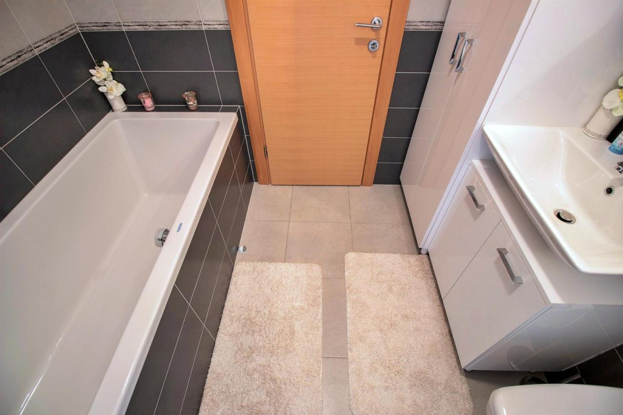 Apartment Lora أوميس المظهر الخارجي الصورة
